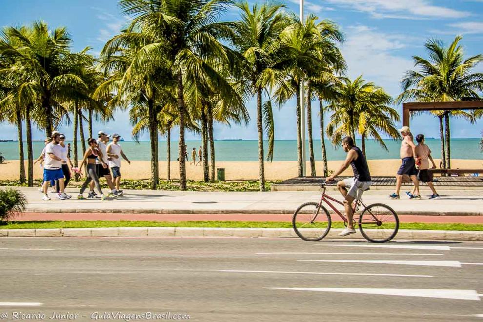 Imagem de um fim de semana de esportes na avenida da Praia de Cambori.